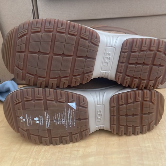 Ugg Women’s Yose Short Zip Boot - Picture 5 of 6